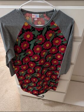 LuLaRoe Floral Raglan Top - Gray with Red Floral Print